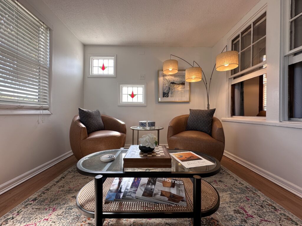 coffee table and chairs at Jacksonville treatment center